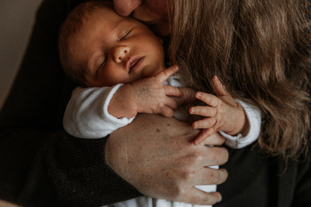 Coralie, Mikael et Léo - Séance photo avec leur nouveau né à Annemasse  - Laura Frigout
