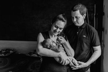 Jolie petite Calie entourée de ses parents  - Laura Frigout