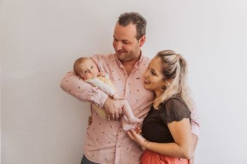 Julie, Matthieu et Romy - Séance bébé à la maison  - Laura Frigout