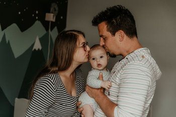 Loéline et ses parents - shooting dans sa chambre de bébé  - Laura Frigout