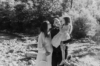 Séance grossesse en famille au bord du fier (Annecy)  - Laura Frigout