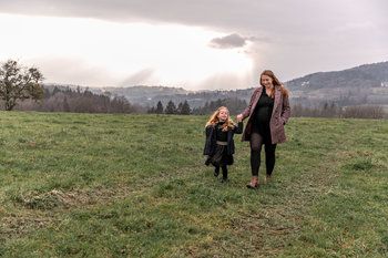 Séance photo de grossesse mère fille à Annecy  - Laura Frigout