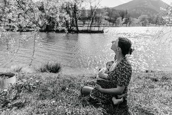 Séance photo d'allaitement sous les cerisiers à Annecy - Laura Frigout